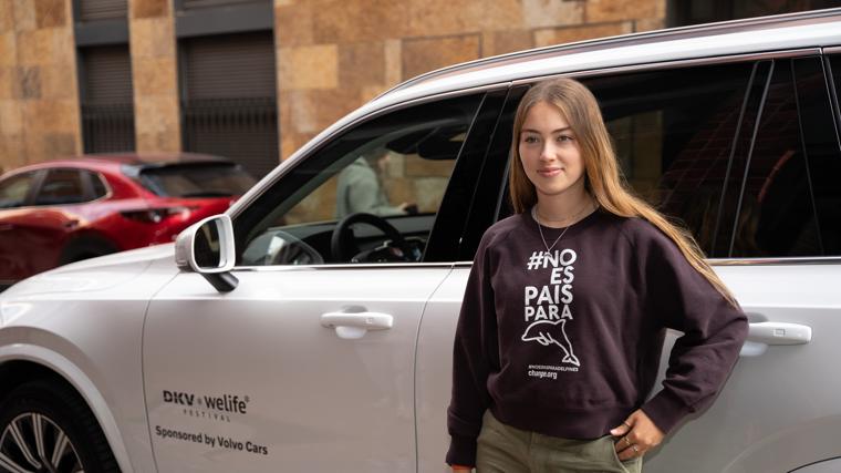 La activista ambiental Olivia Mandle a su llegada a DKV Welife Festival en el Volvo XC90