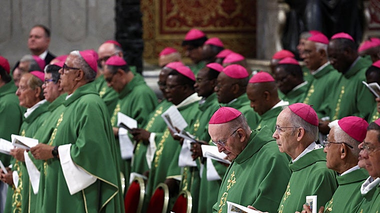 Varios obispos de todo el mundo en la basílica de San Pedro, en el Vaticano