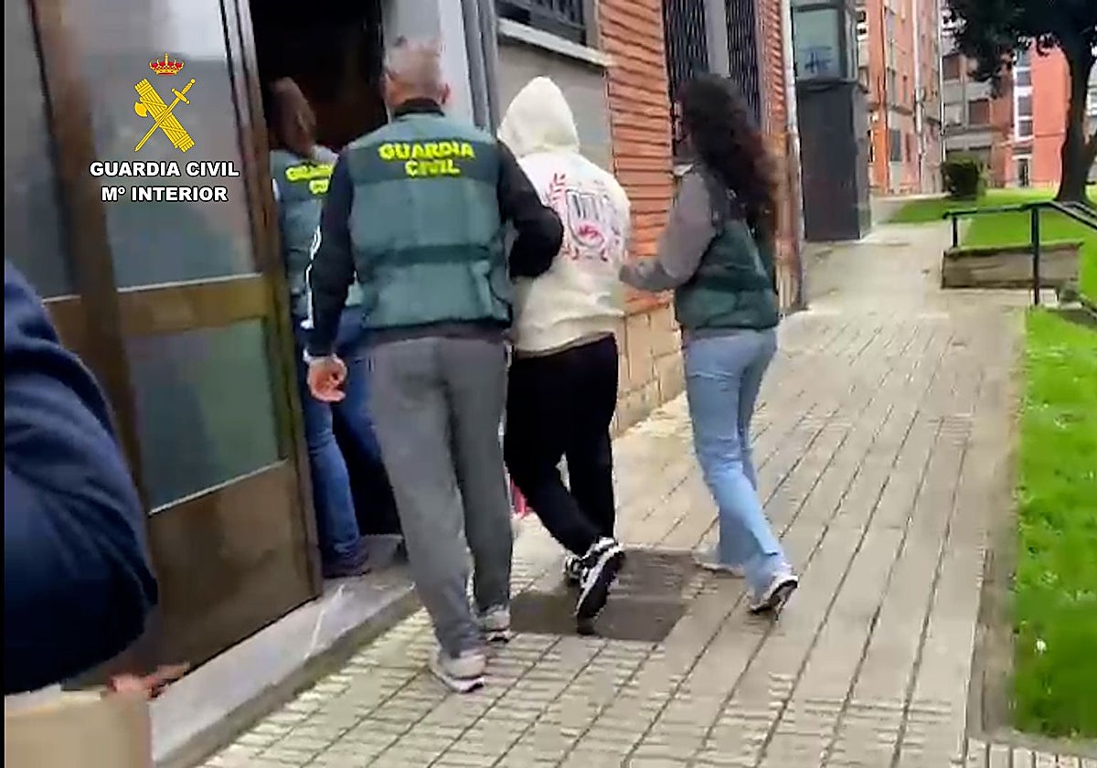 Agentes trasladan al detenido a las dependencias policiales