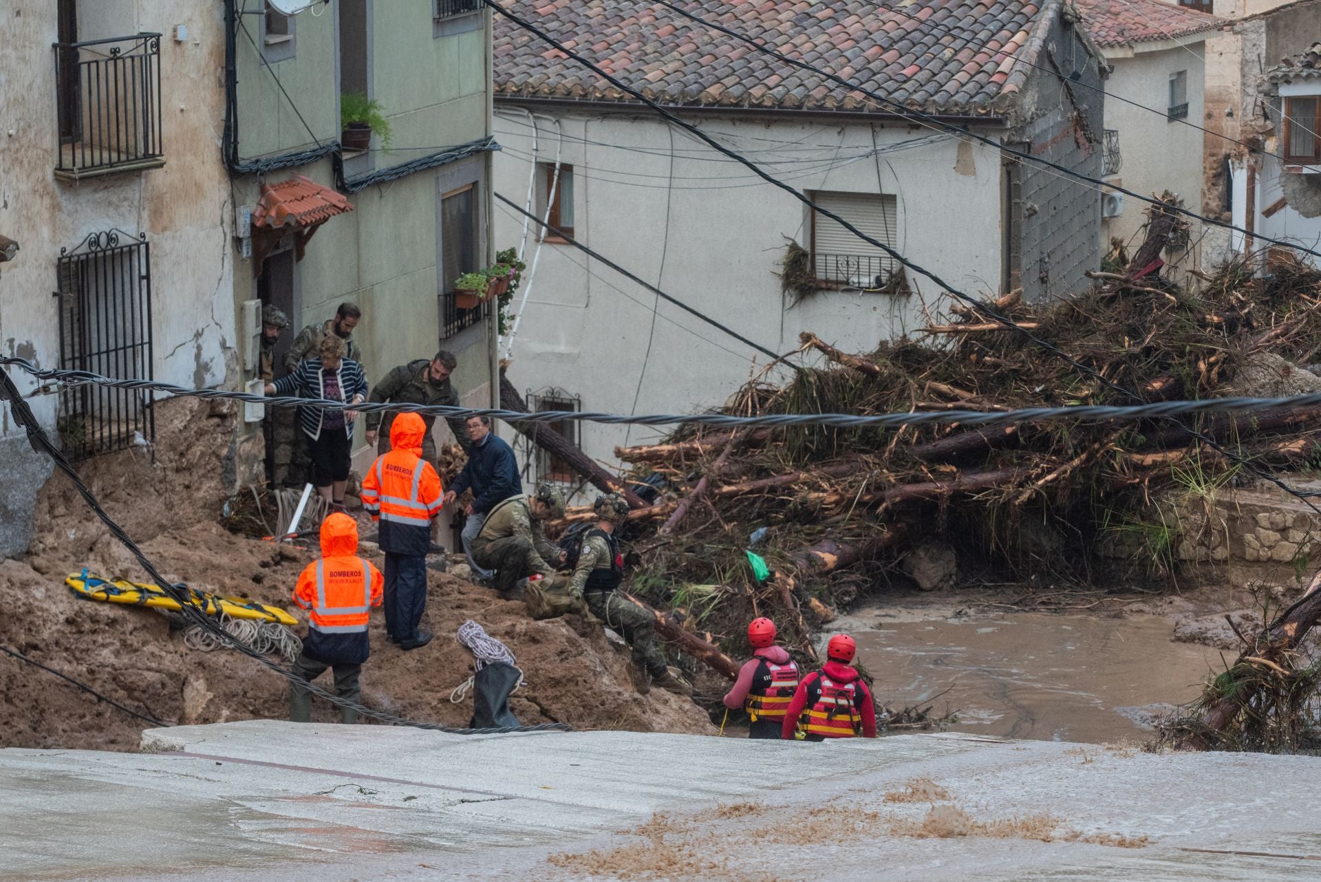 Los servicios de emergencia también han tenido que hacer acto de presencia en Letur,  Albacete