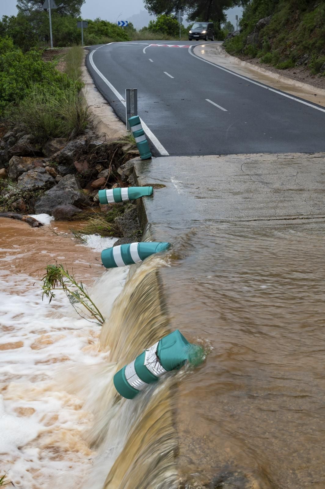 Vista general de la carretera entre Cabanes y Oropesa cortada por el agua, en Castellón