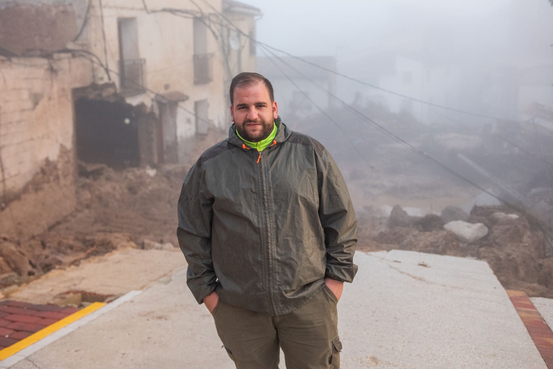 Un hombre posa en Lutor en una de las zonas afectadas por la DANA