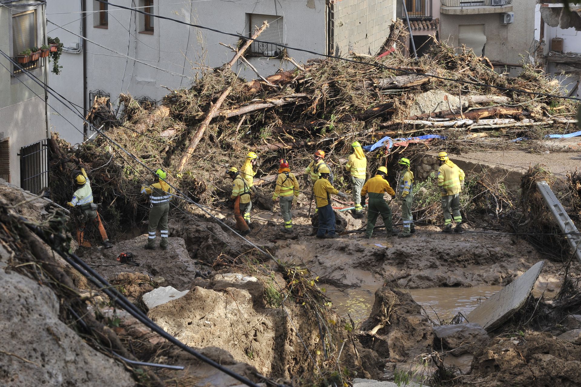 Los servicios sanitarios en Letur recogen los escombros en la provincia de Albacete