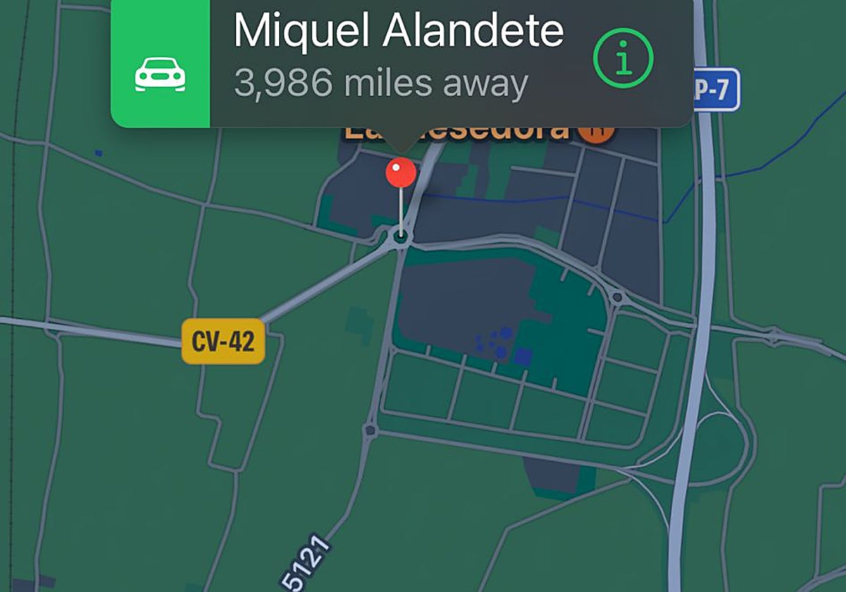 Rotonda en la que permanece Miquel Alandete y una familia esperando el rescate