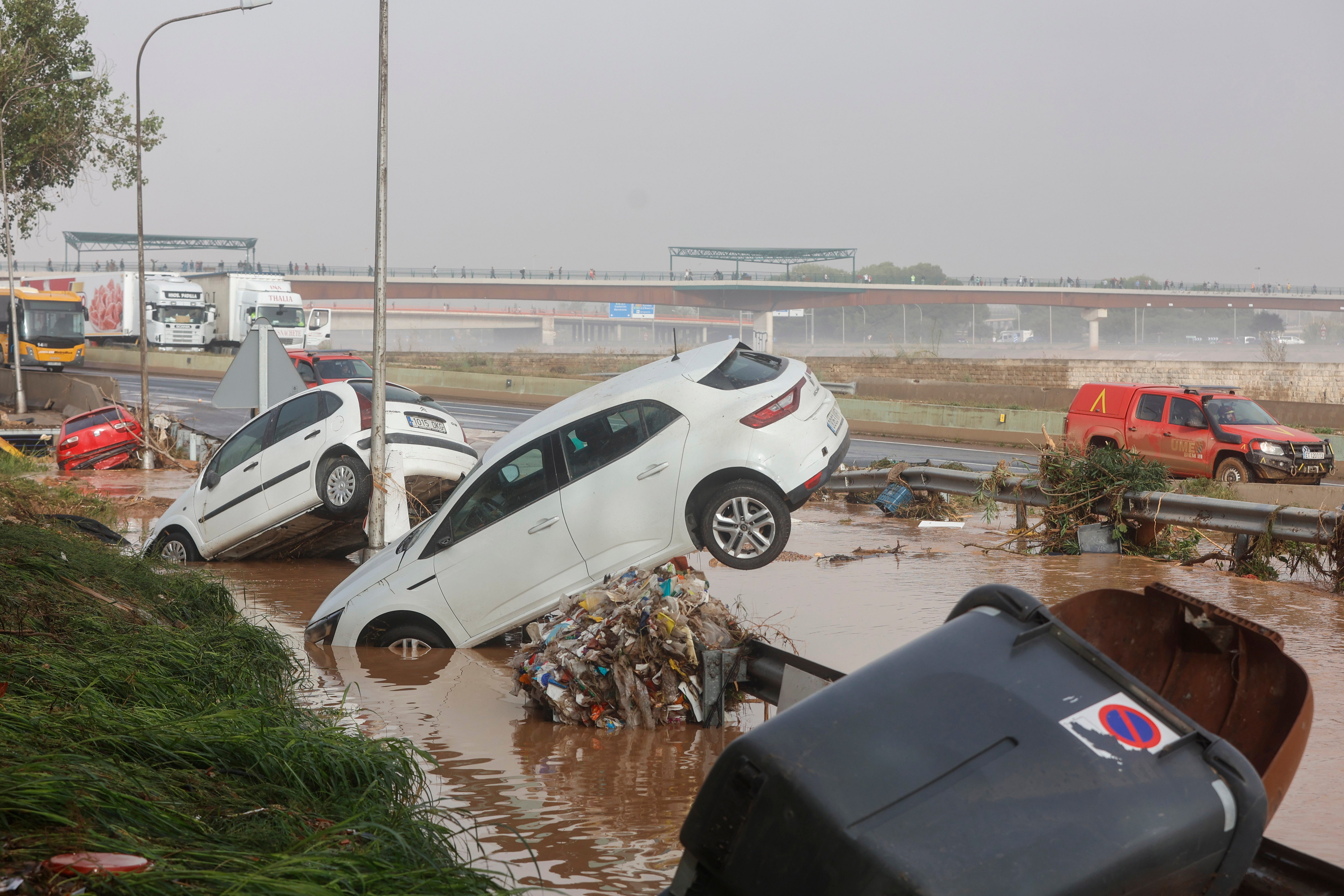 Un coche sobre la basura en Andalucía