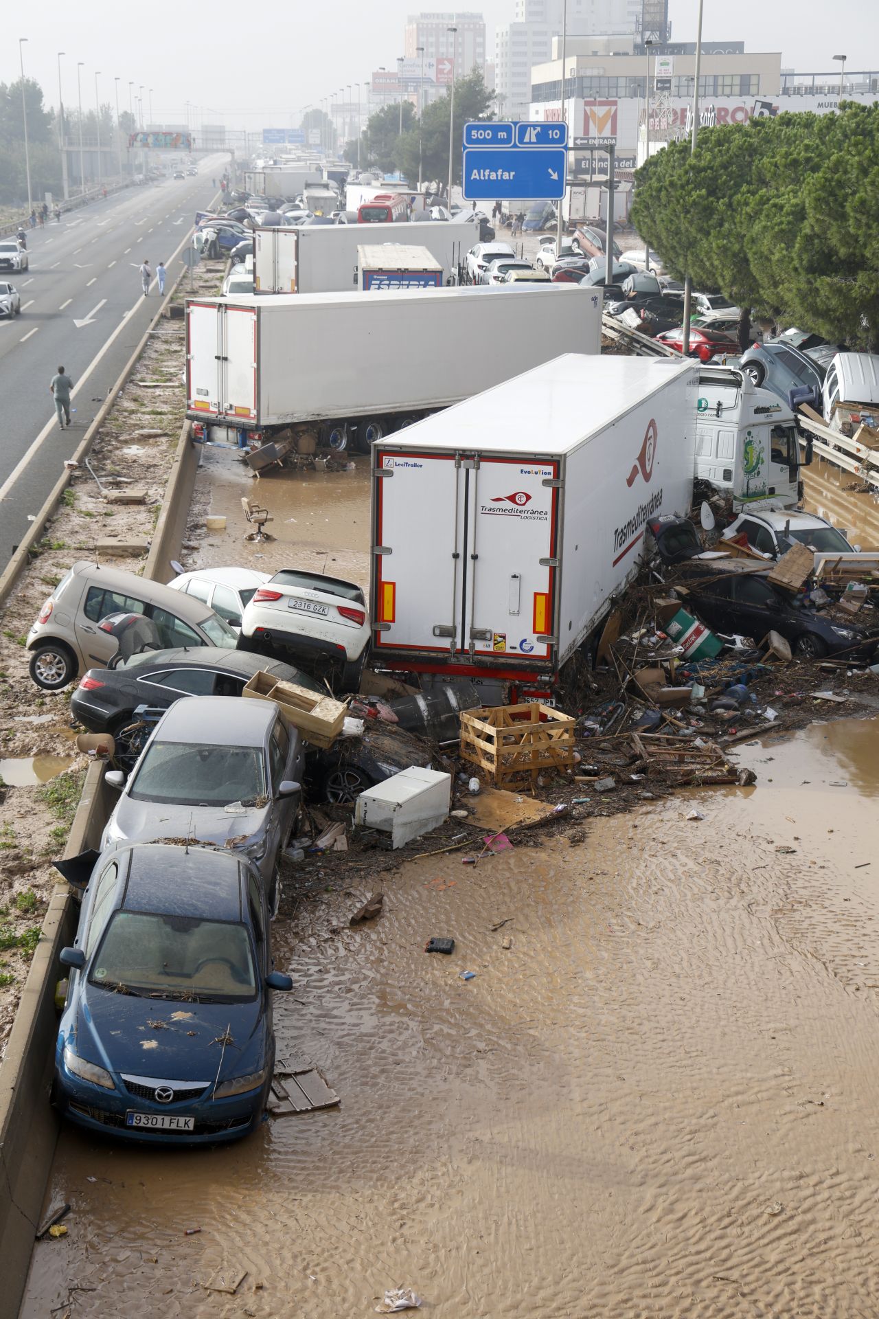Vista general de la V-31 anegada a causa de las lluvias torrenciales