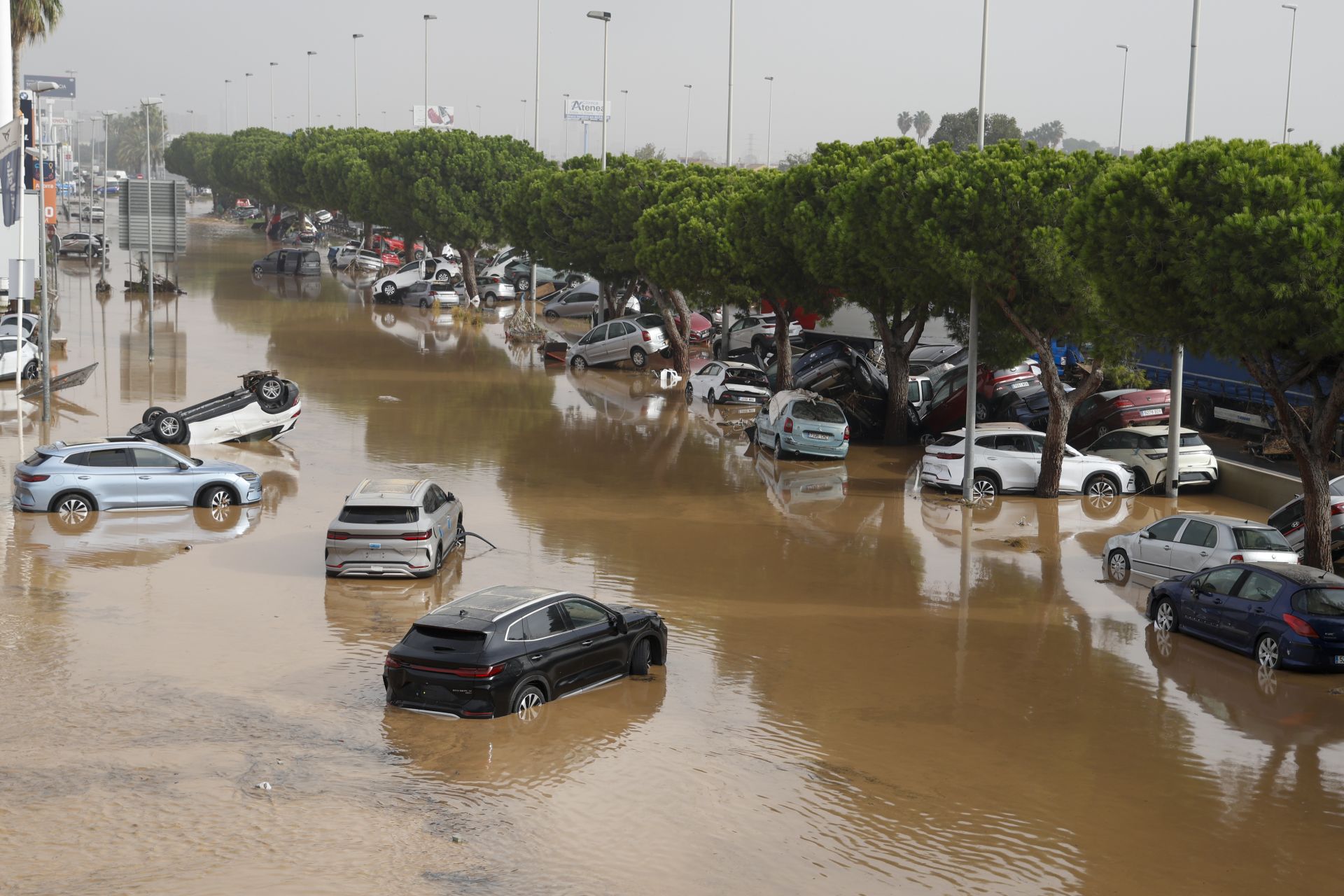 Coches volcados en Sedaví arrastrados por la tormenta