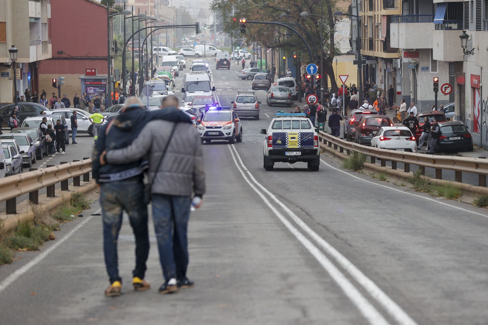 Dos personas cogidas caminan por las calles de Valencia