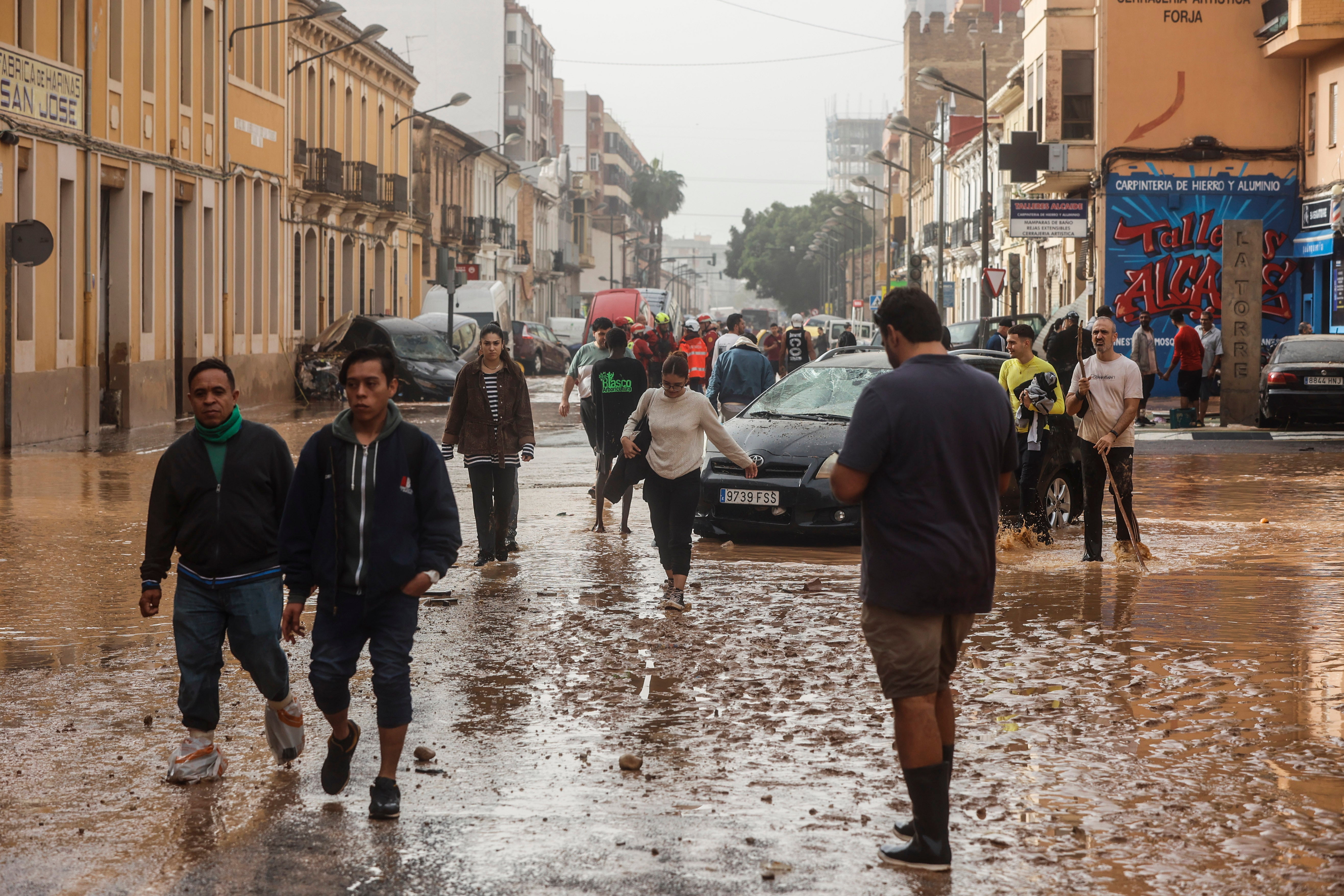 Varias personas marchan por el barrio de la Torre