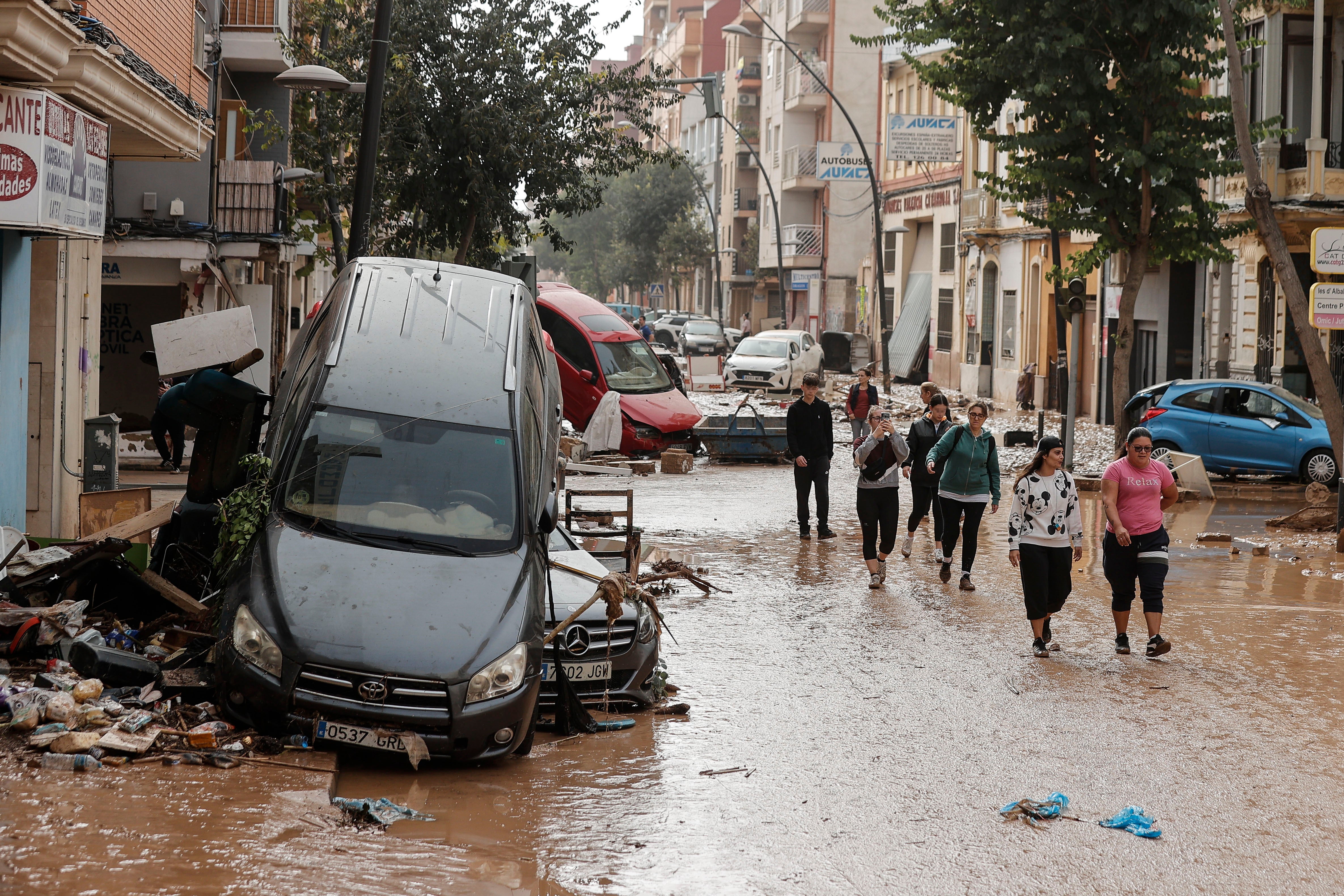 Un coche encima de otro con la gente pasando en Valencia