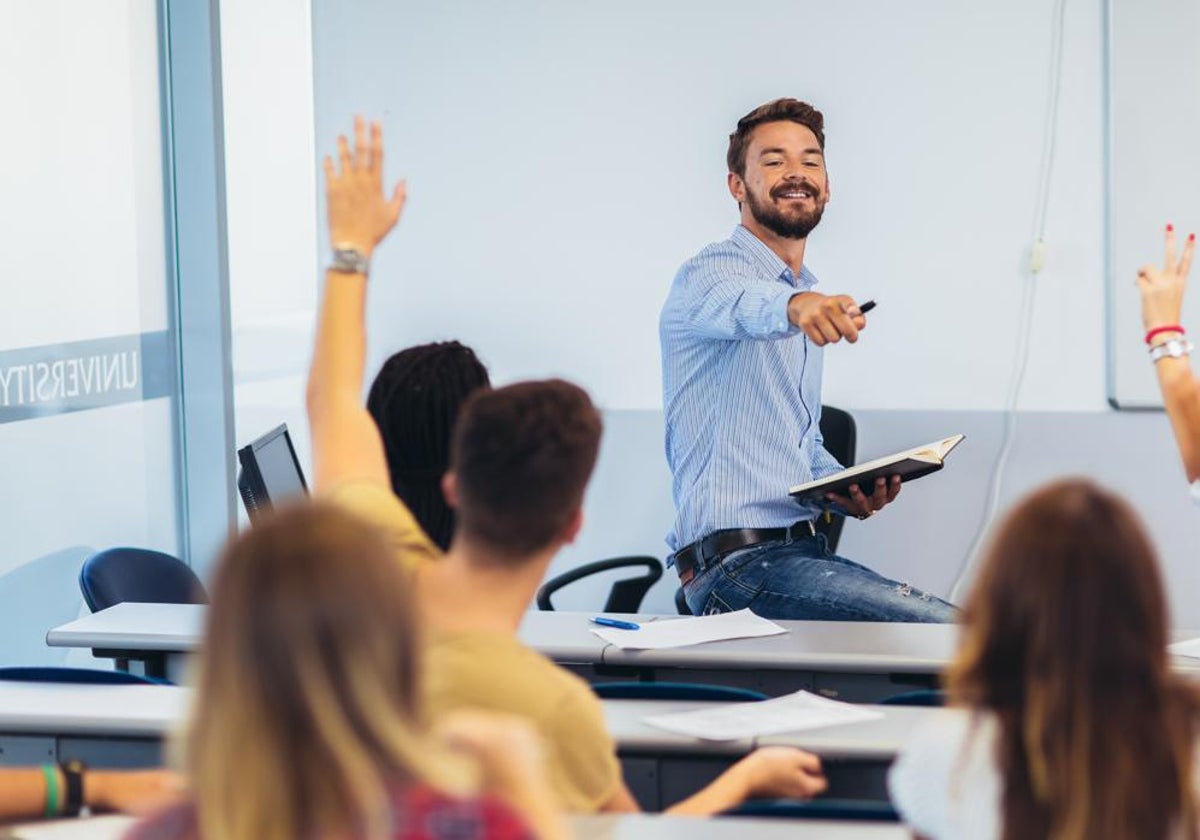 Imagen de un profesor dando clase a los alumnos. No se corresponde con el agresor denunciado