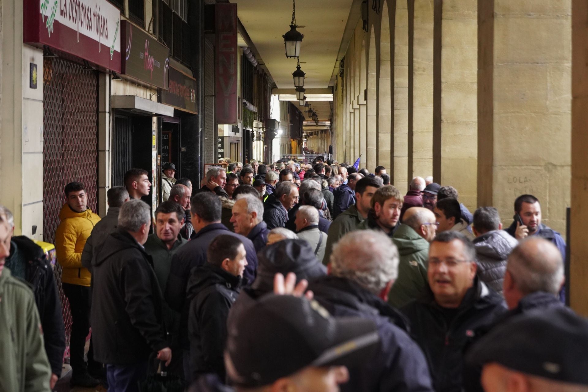 Decenas de personas tras la suspensión de la manifestación en defensa de los viticultores y viticultoras de la DOCa Rioja