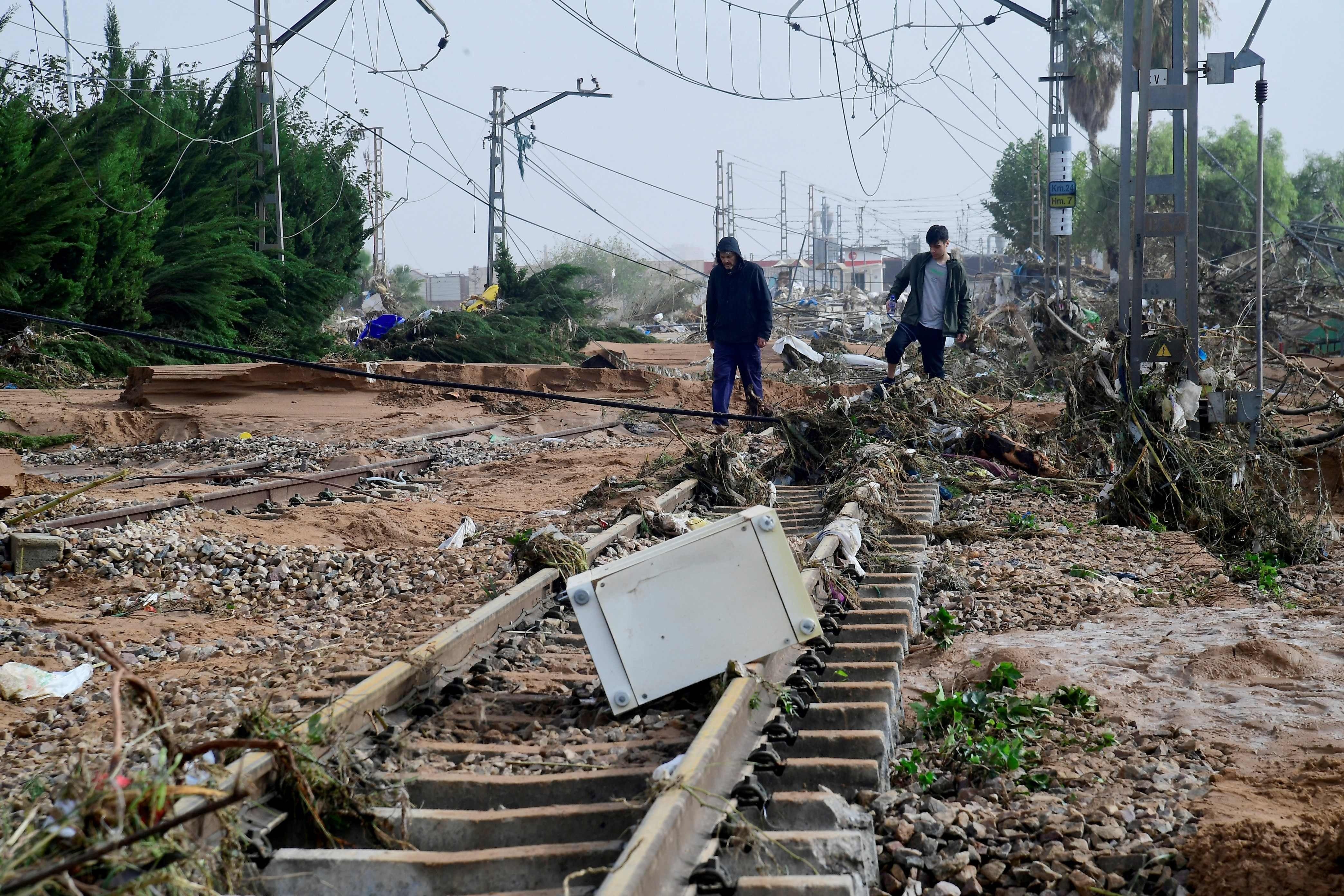Las vías del tren en Pincaya destrozadas