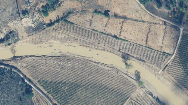 Imagen después - Vista del Río Magro, al sur de la localidad de Requena, después de la inundación. Se observa el daño ocasionado en cultivos agrícolas. Algunas parcelas han desaparecer por completo.