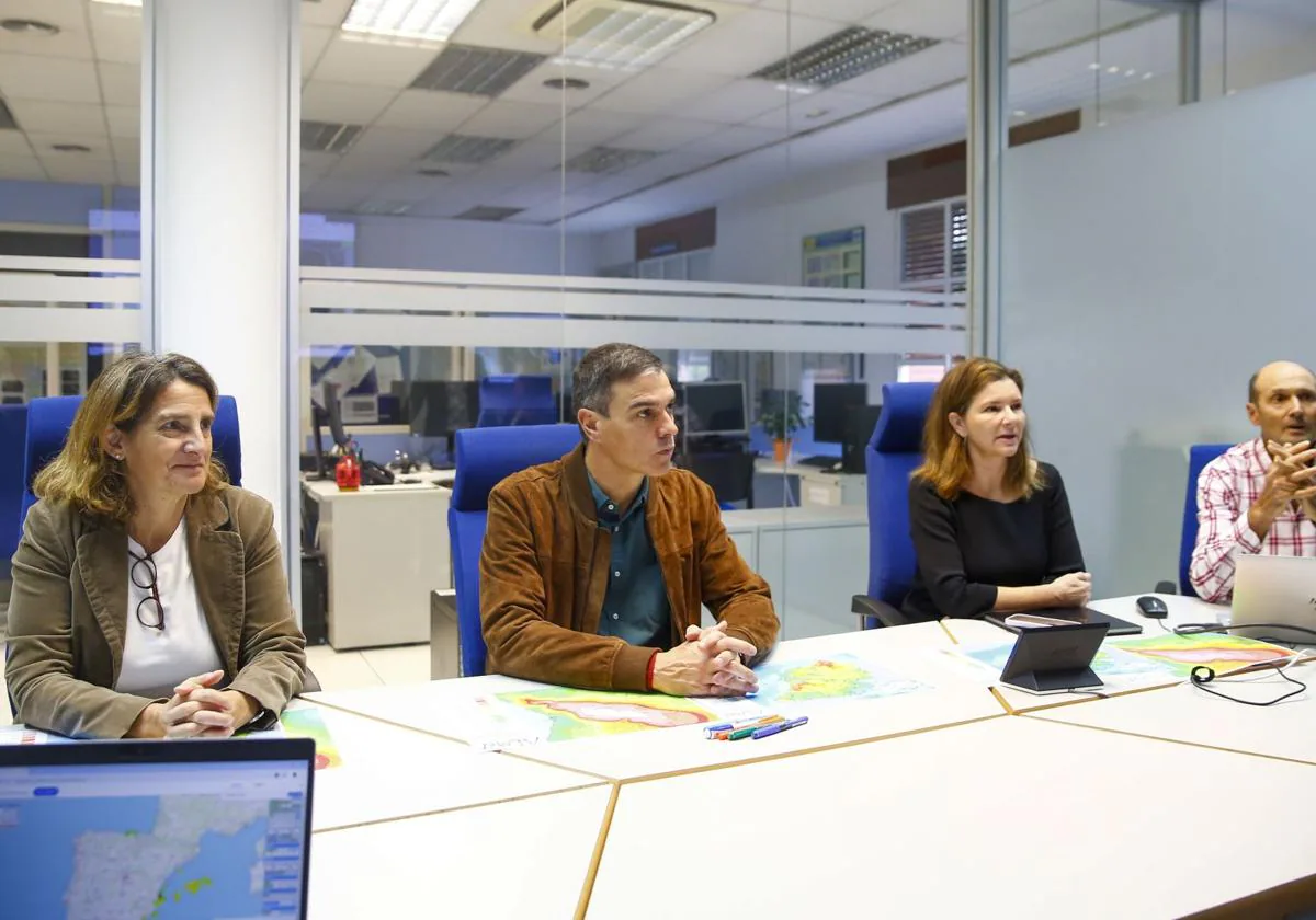 Teresa Ribera y Pedro Sánchez, en la sede de la AEMET