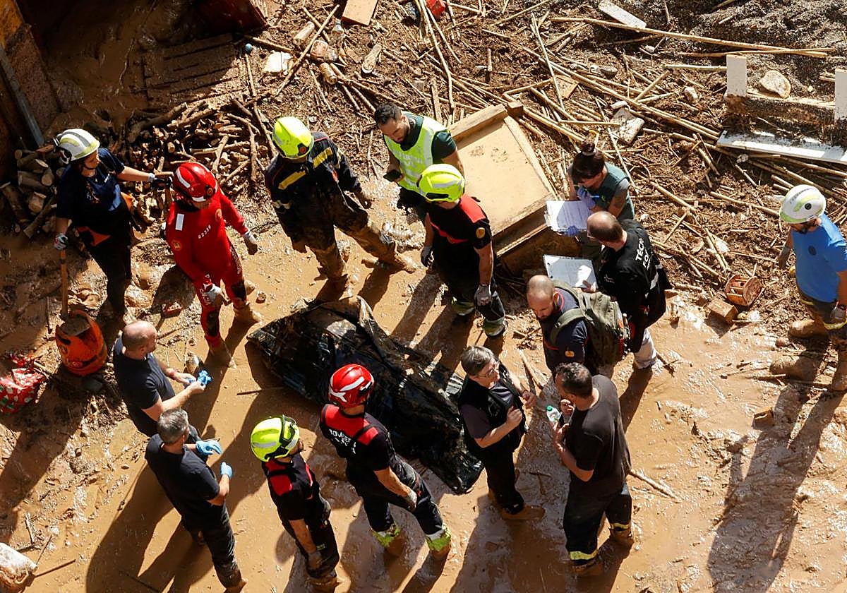 El equipo de Emergencias localiza un cadáver entre los escombros en Paiporta