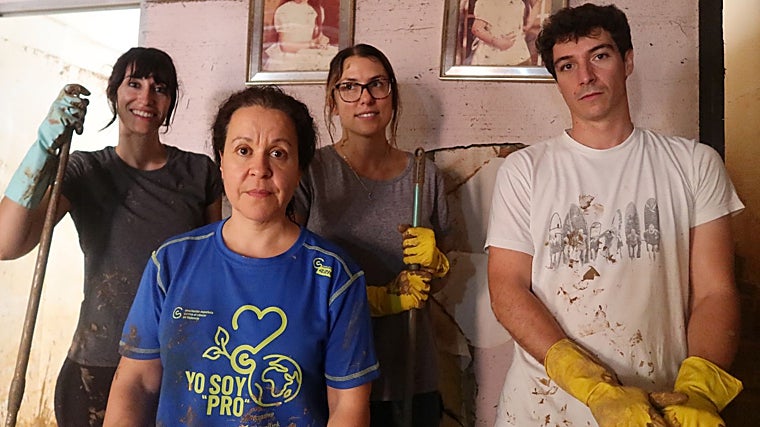 Cristina Gascó con el grupo de voluntarios en su casa de la casa de San Cayetano