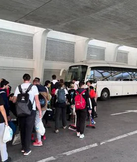 Imagen secundaria 2 - Miles de voluntarios acuden al centro de coordinación de Valencia para ayudar a los afectados por la DANA