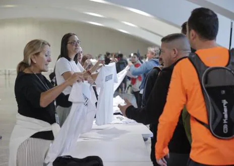 Imagen secundaria 1 - Miles de voluntarios acuden al centro de coordinación de Valencia para ayudar a los afectados por la DANA