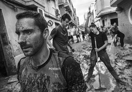 Lucha sin descanso contra el lodo en la zona cero de la tragedia de la DANA