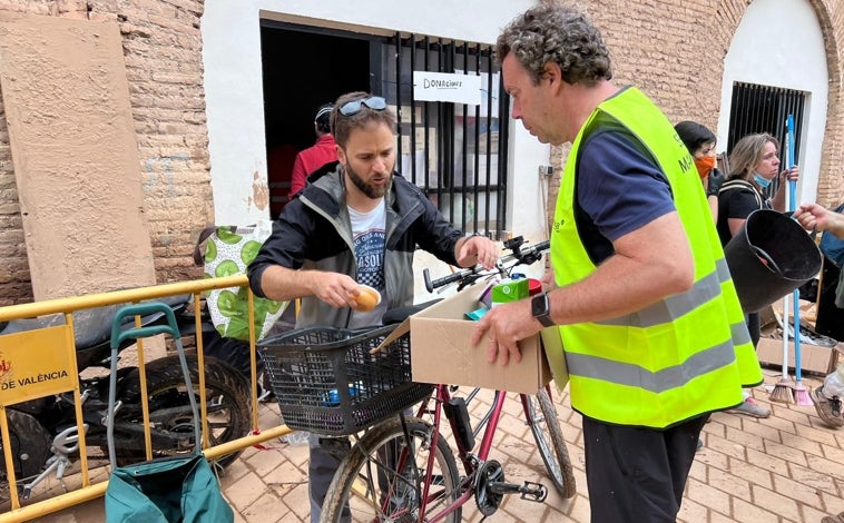 Imagen principal - Es el primer centro de asistencia organizada a pie de zona cero que funciona a la perfección. Son más de 300 voluntarios que han llegado desde varios puntos de Valencia.