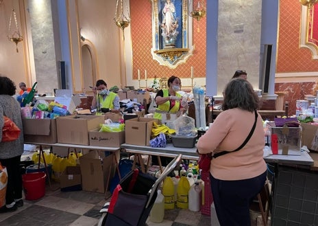 Imagen secundaria 1 - Es el primer centro de asistencia organizada a pie de zona cero que funciona a la perfección. Son más de 300 voluntarios que han llegado desde varios puntos de Valencia.