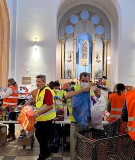 Imagen secundaria 2 - Es el primer centro de asistencia organizada a pie de zona cero que funciona a la perfección. Son más de 300 voluntarios que han llegado desde varios puntos de Valencia.