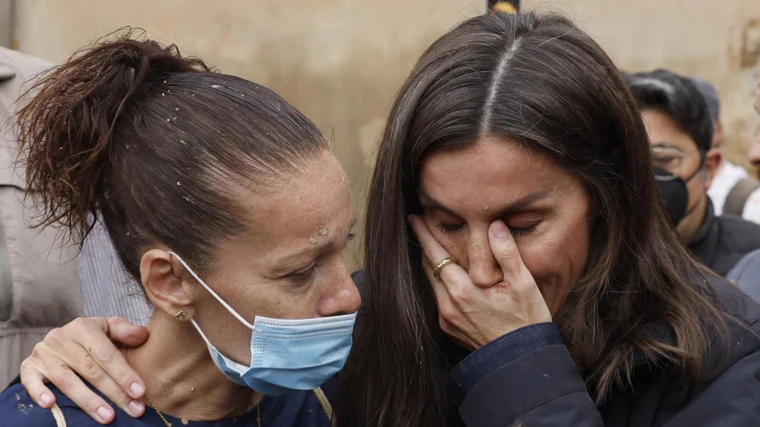 La reina Letizia habla con uno de los vecinos de Paiporta