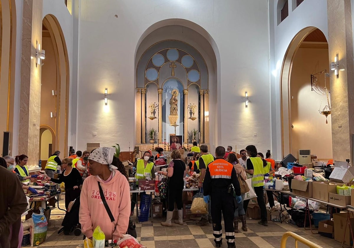 Voluntarios clasifican y reparten comida en la parroquia de Ntra. Sra. de Gracia de La Torre, Valencia