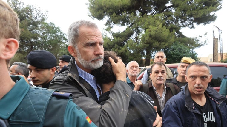 El Rey abraza a uno de los vecinos de Paiporta