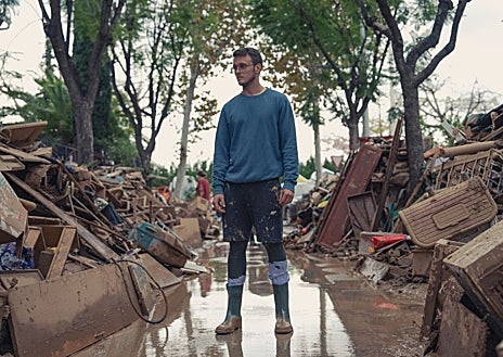 Imagen secundaria 1 - El barro cubre de marrón Picaña, una de las localidades más afectadas por las riadas causadas por la DANA de Valencia. Mónica Carretero, todavía conmocionada, limpia con ayuda de voluntarios su casa. Daniel March se queja de la tardanza en retirar de su calle los escombros acumulados a las puertas de las casas