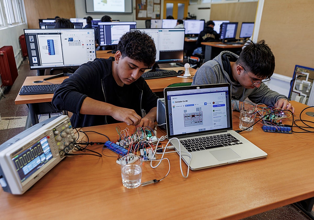 Una clase de FP de Electrónica en el Colegio Santa María de los Apóstoles, en la Comunidad de Madrid