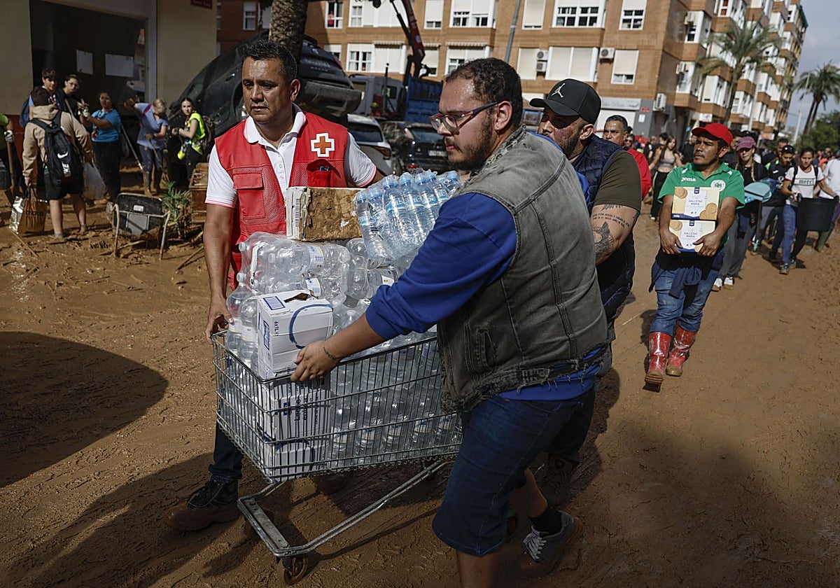 Reparto de agua embotallada en Paiporta