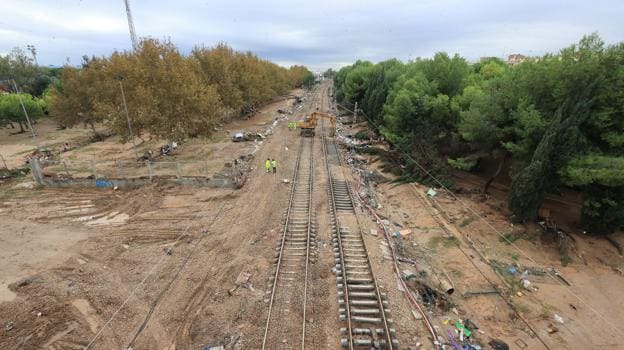 Image after - The train tracks passing through the town of Alfafar before and after the cleaning work.