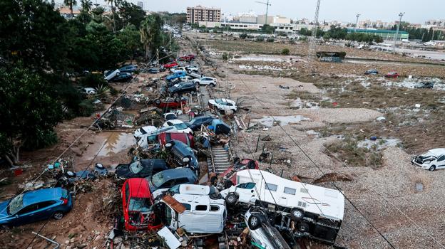 Before image - The train tracks passing through the town of Alfafar before and after the cleaning work.