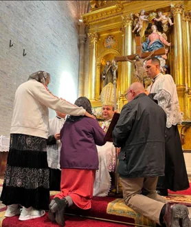 Secondary image 2 - In the photo above four ex-religious women with the sweets, to the right of the image the two ex-nuns who have left the monastery, below Sister Paz and above Sister Adriana. Below Bishop Da Silva in the Belorado chapel with a group of faithful. In the last image, a moment of the blessing of the faithful. 