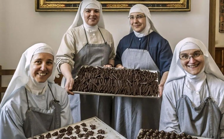 Imagen principal - En la foto superior cuatro exreligiosas con los dulces, a la derecha de la imagen las dos exmonjas que se han marchado del monasterio, abajo sor Paz y arriba sor Adriana. Debajo el obispo Da Silva en la capilla de Belorado con un grupo de fieles. En la última imagen, un momento de la bendición de los fieles. 