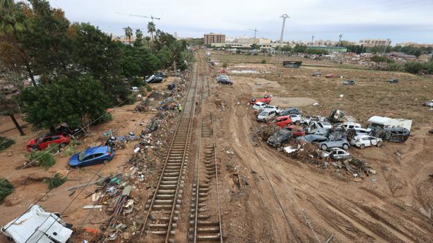 Imagen después - Las vías del tren a su paso por la localidad de Alfafar antes y después de las labores de limpieza.