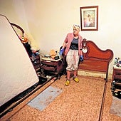 Masanasa, la villa sin colchones: «Llevo seis días durmiendo en el suelo»