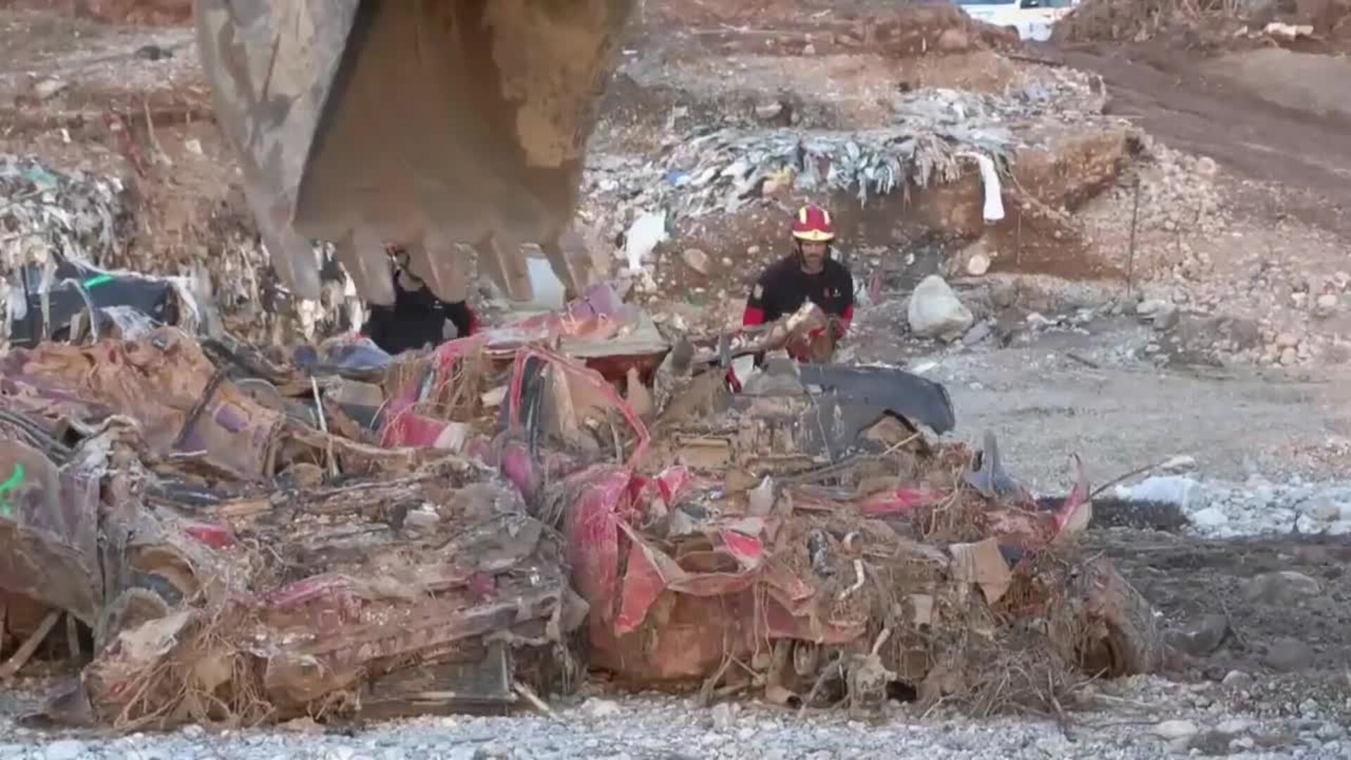 Continúan los trabajos de retirada de coches del Barranco del Poyo siete días tras la dana