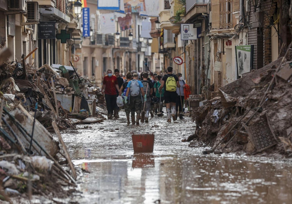 Las calles de Paiporta encharcadas, ayer