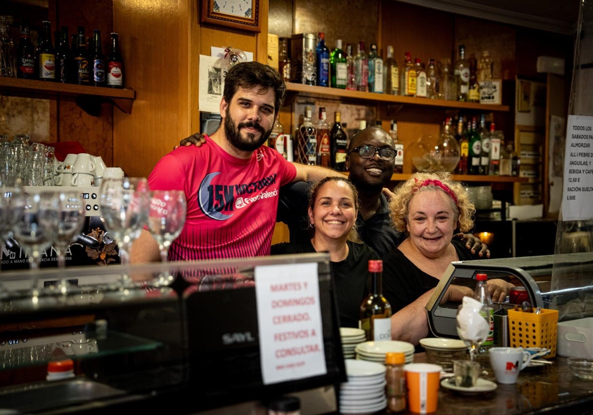 Laura (centro) regenta el bar con su marido, Andrew, y Vicen, su cocinera. Su hijo Brian (izqda) ha acudido a ayudarles a reabrir