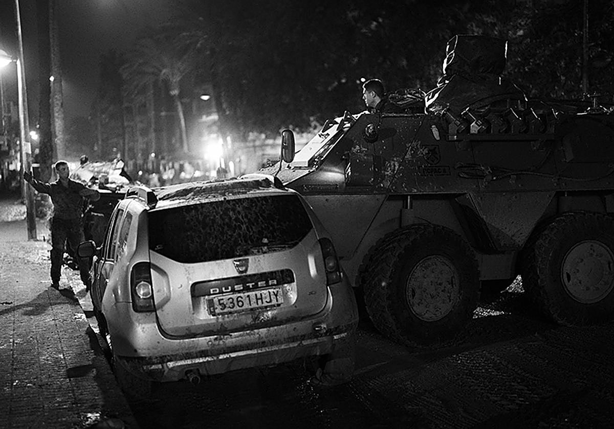 Un grupo de militares realiza labores de desescombro de coches destruidos por la DANA en Paiporta