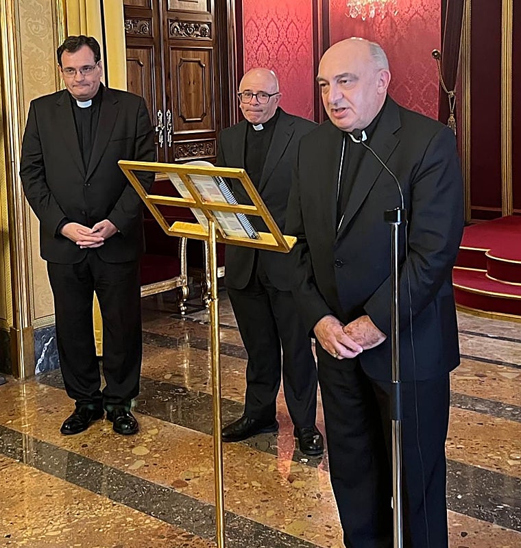 De izq. a dcha. los dos nuevos obispos auxiliares, Fernando Enrique Ramón Casas, Arturo Javier García Pérez y Enrique Benavent, arzobispo de Valencia