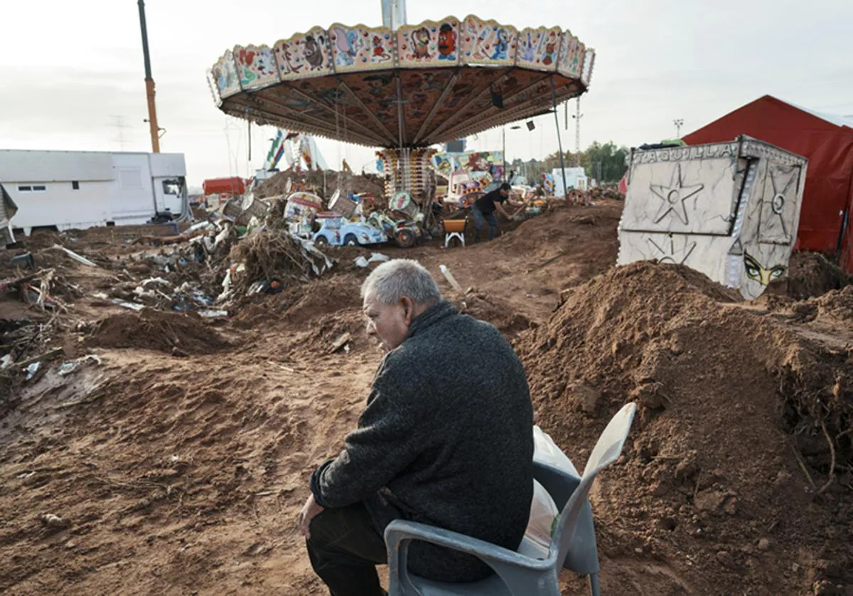 Paiporta, Valencia - 5 de Noviembre del 2024: Un propietario de una atracción de una feria ambulante observa desesperado cómo quedaron todas las atracciones de la feria tras el paso de la DANA por el municipio de Paiporta en Valencia