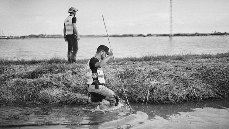 Buscando a Florin y Axinia por los arrozales : «Mis padres me llamaron para decirme que se los llevaba el agua»