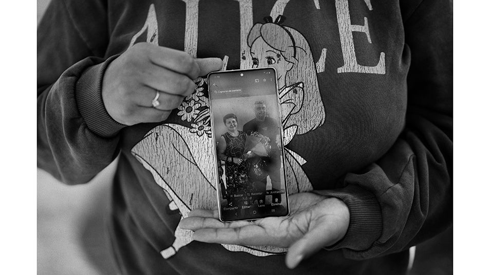 Alice Andreea Sandu muestra desde su móvil una fotografía de sus padres