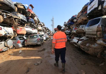 Los cementerios de coches y desechos que crecen en la zona cero de la tragedia