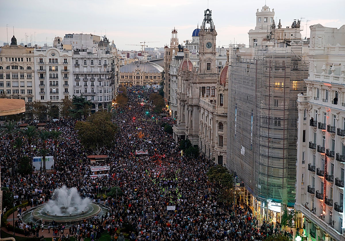Los valencianos salen a las calles para protestar contra la gestión de la DANA, en imágenes