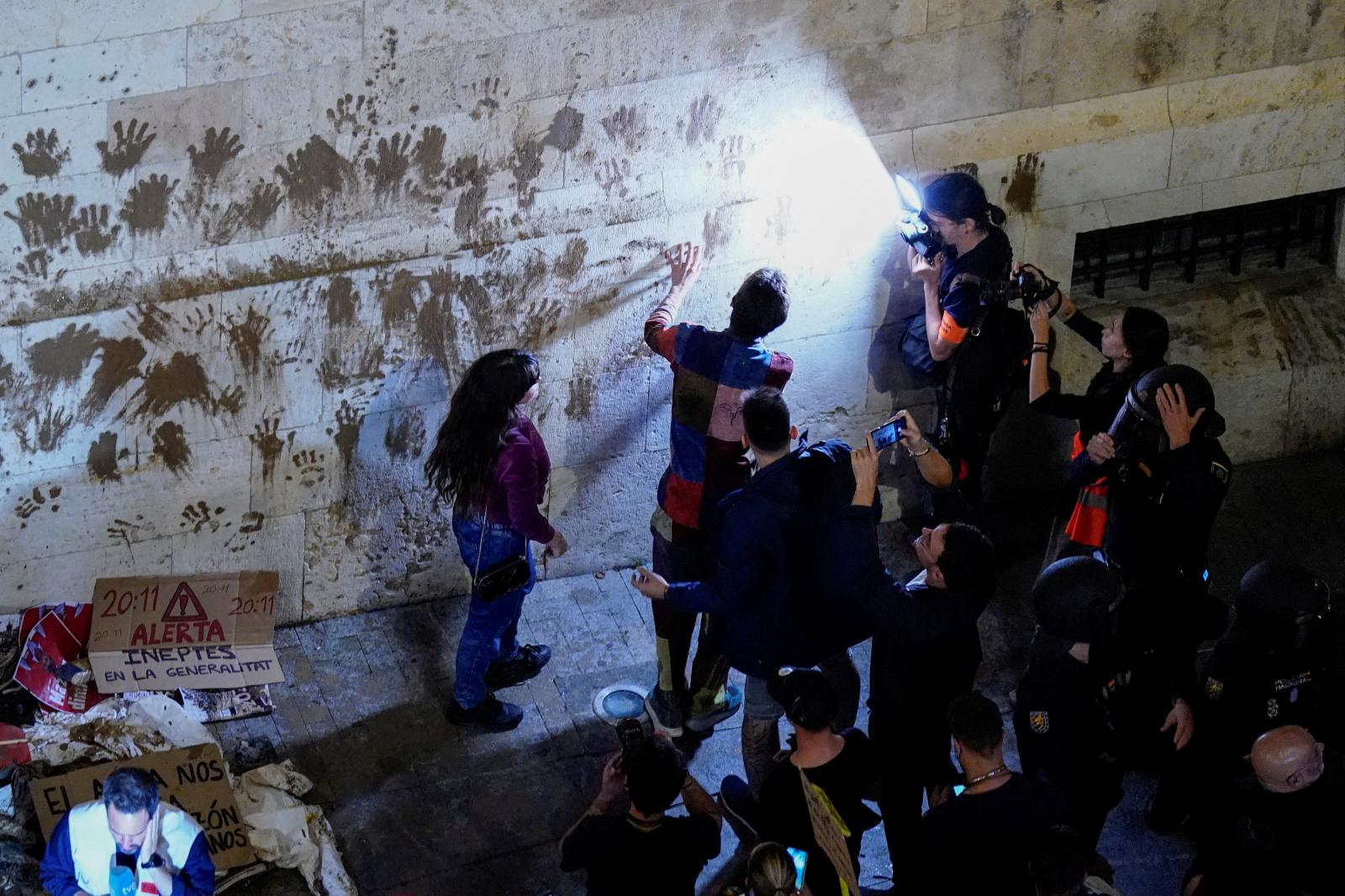 Los valencianos salen a las calles para protestar contra la gestión de la DANA, en imágenes